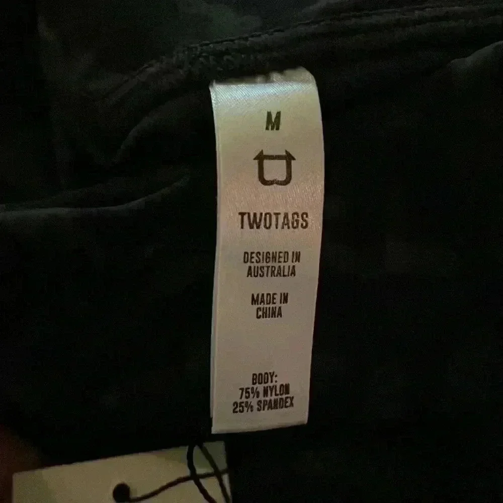 TwoTags Activewear Shorts Women’s M Stretch Gym Yoga Training Running NWT